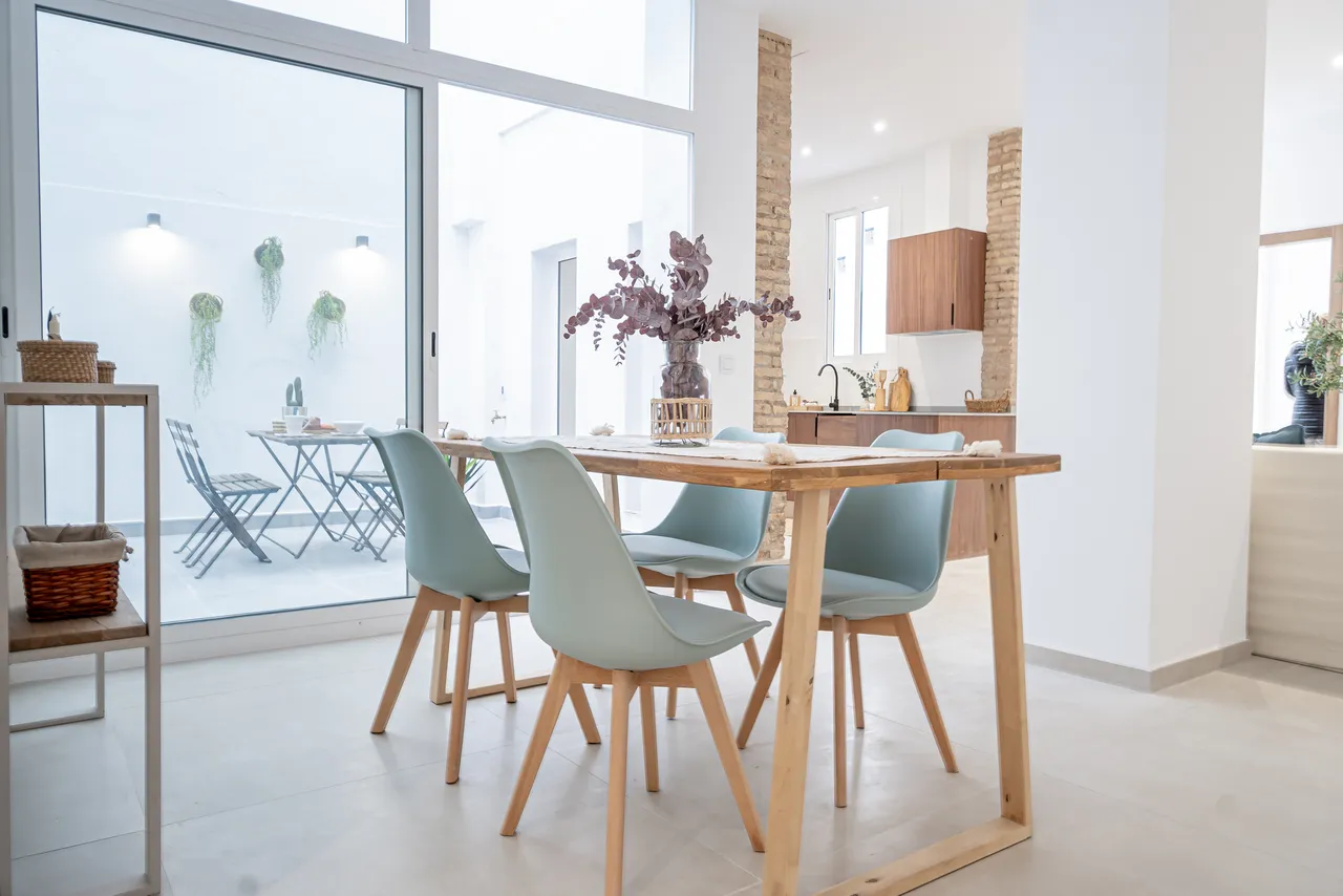 Planta baja reformada en venta en el Cabanyal: Doble patio y 50 m² de salón en C/ Ramón de Rocafull