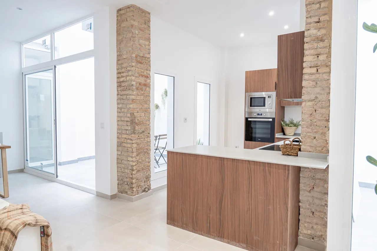 Planta baja reformada en venta en el Cabanyal: Doble patio y 50 m² de salón en C/ Ramón de Rocafull — foto 2