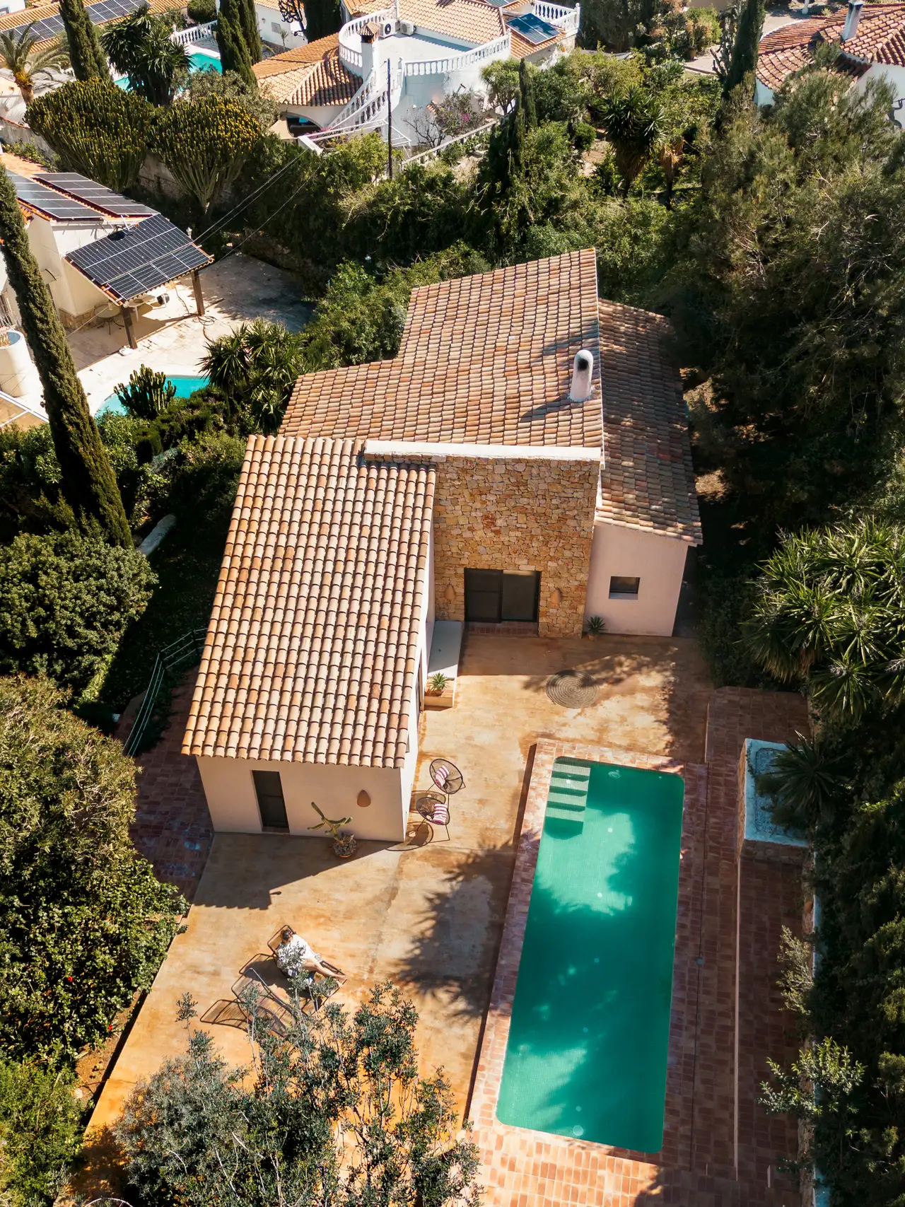 Chalet de 110m² (construidos) con parcela de 941m² y piscina y jardín en Denia — foto 2