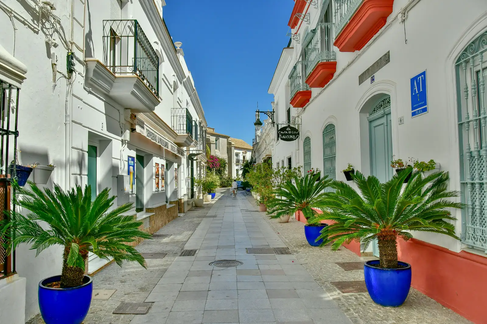 Calle del barrio de Alcossebre con arquitectura residencial mediterránea