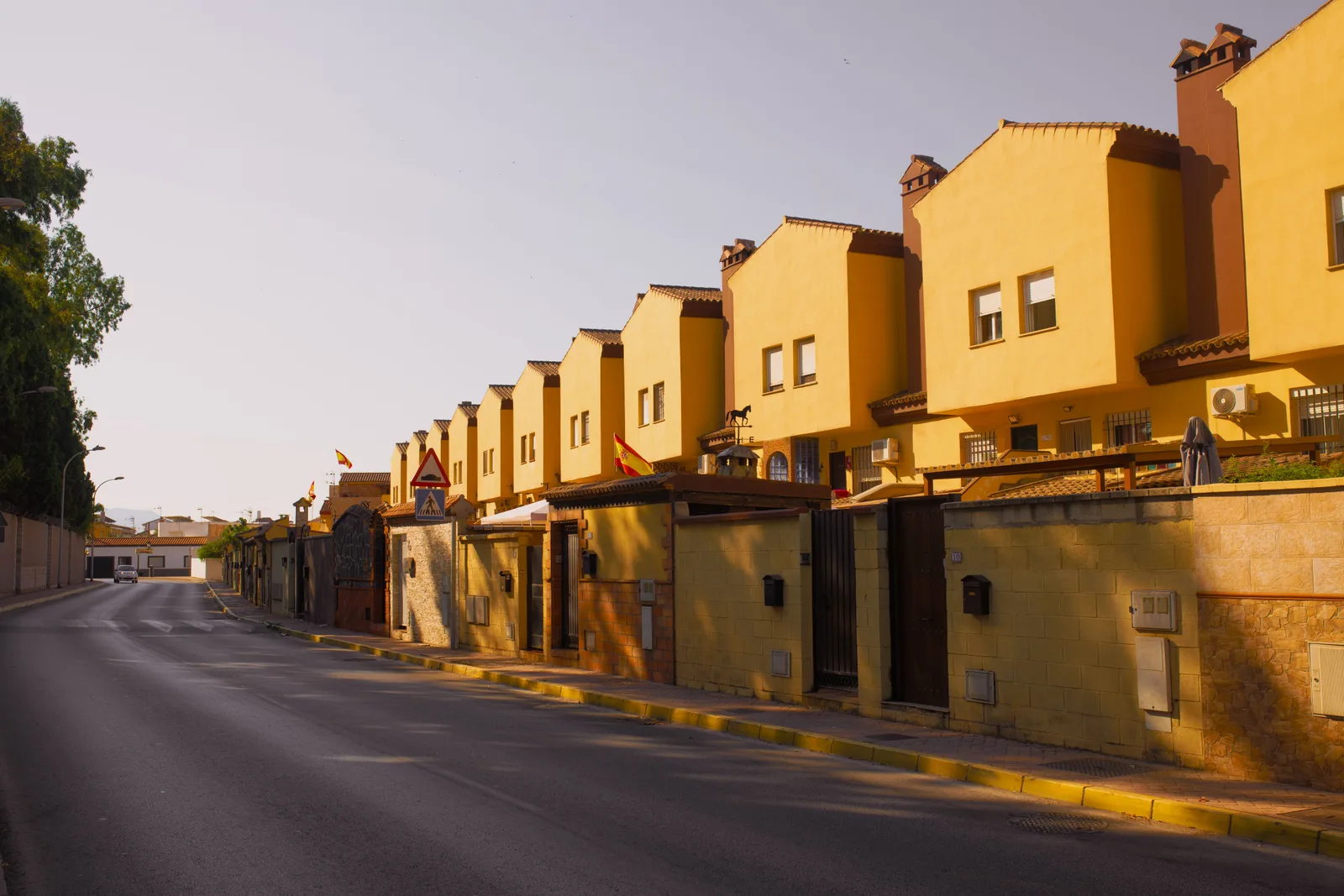 Calle del barrio de Campolivar con arquitectura residencial mediterránea