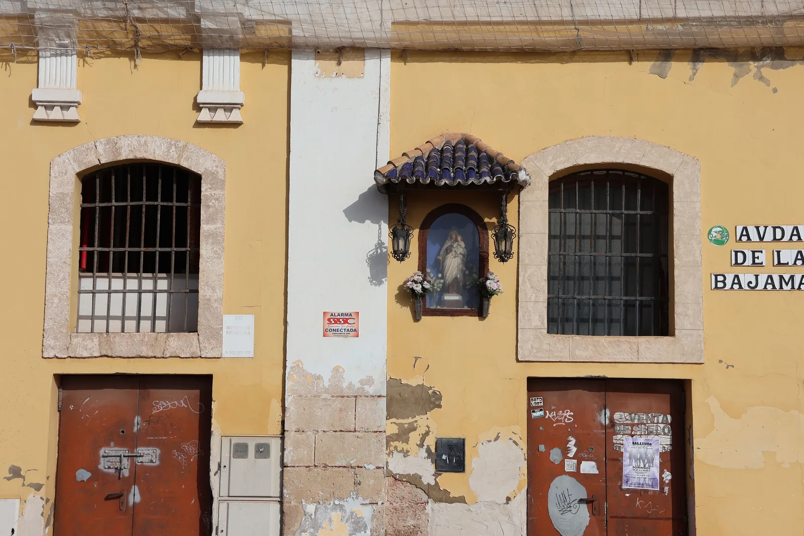 Ambiente de comercio y vida cotidiana en una calle de El Carmen