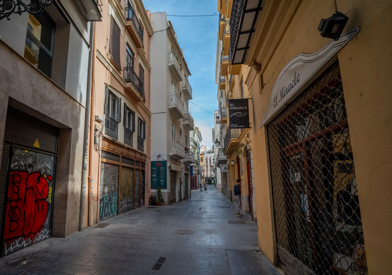 Calle del barrio de El Mercat con arquitectura residencial mediterránea