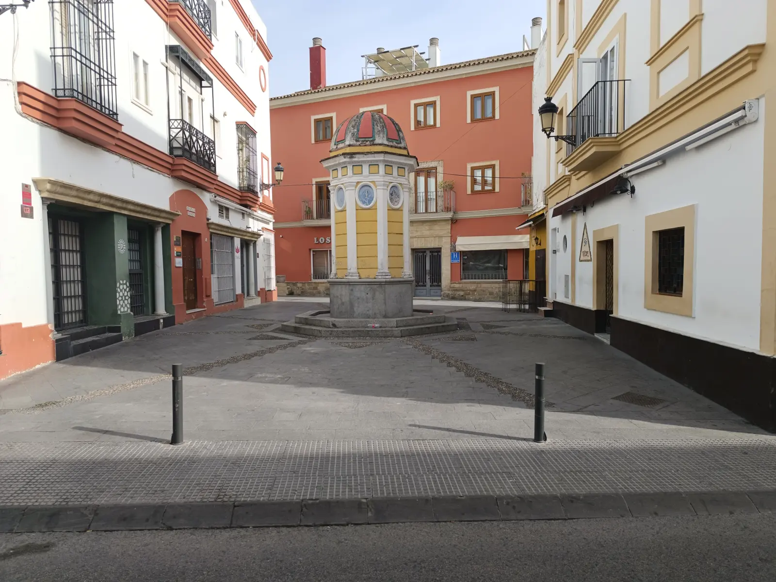 Ambiente de comercio y vida cotidiana en una calle de El Mercat
