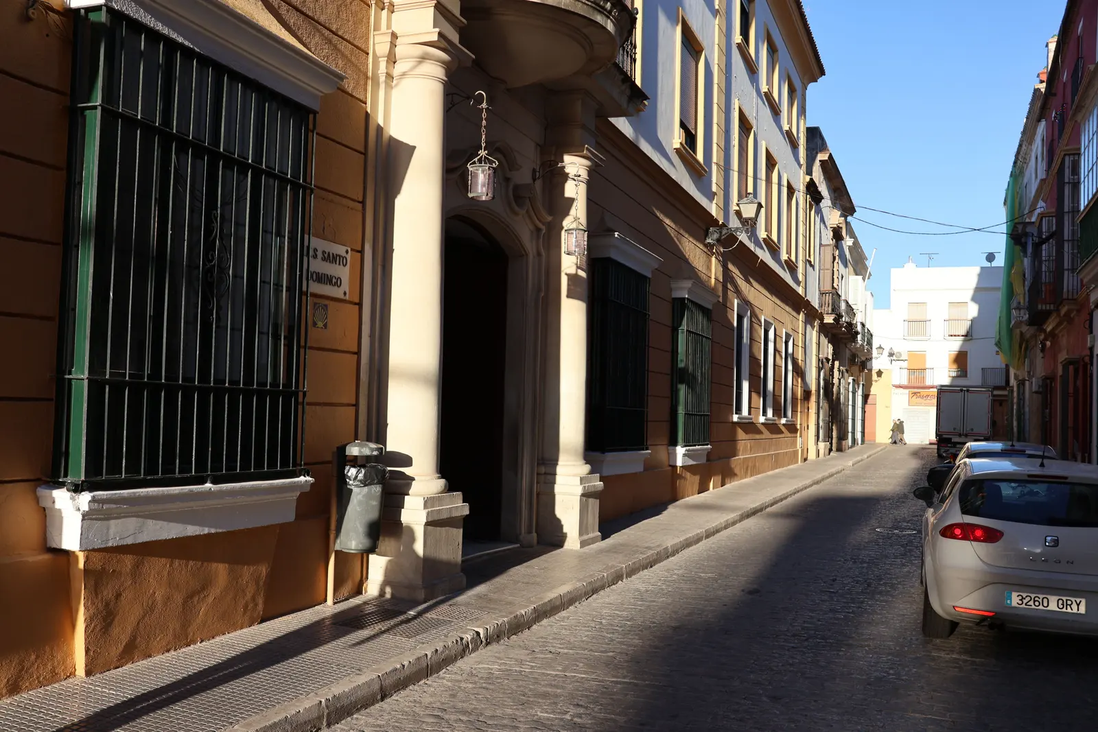 Calle del barrio de El Plantío con arquitectura residencial mediterránea