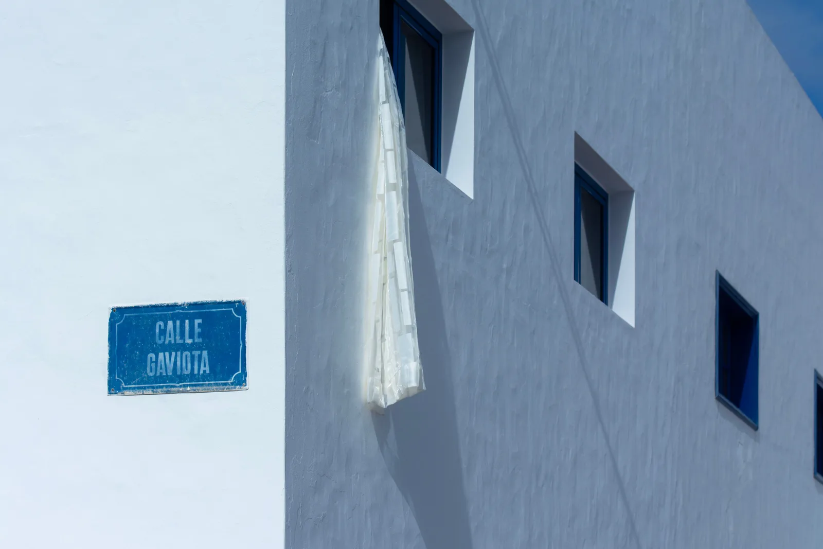 Calle del barrio de Exposició con arquitectura residencial mediterránea