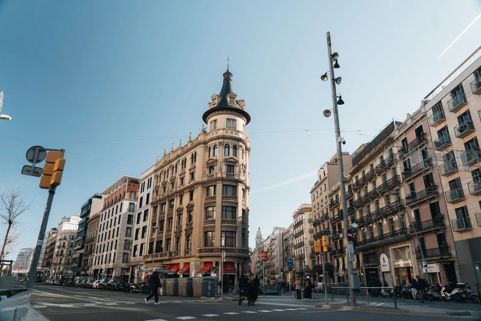 Calle del barrio de Gran Vía con arquitectura residencial mediterránea