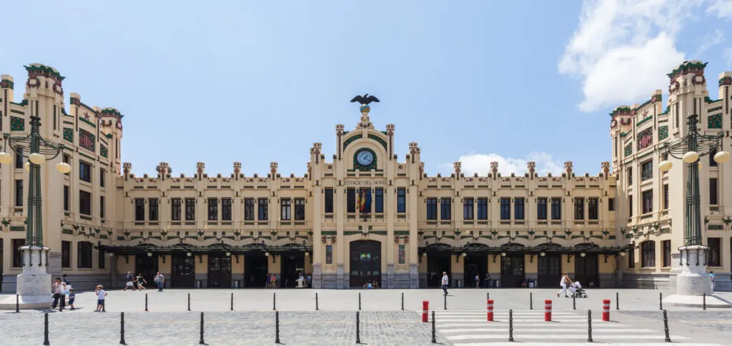 Fachada modernista de la Estación del Norte en el barrio de La Roqueta, Valencia