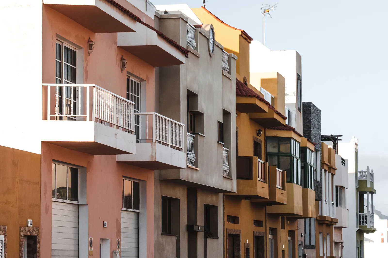 Calle del barrio de La Eliana con arquitectura residencial mediterránea