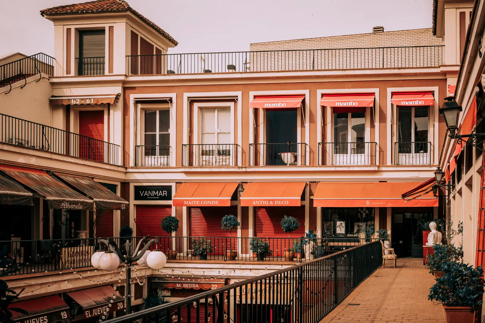 Ambiente de comercio y vida cotidiana en una calle de La Eliana
