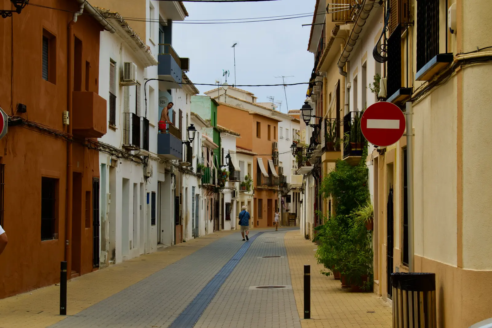 Calle del barrio de La Seu con arquitectura residencial mediterránea