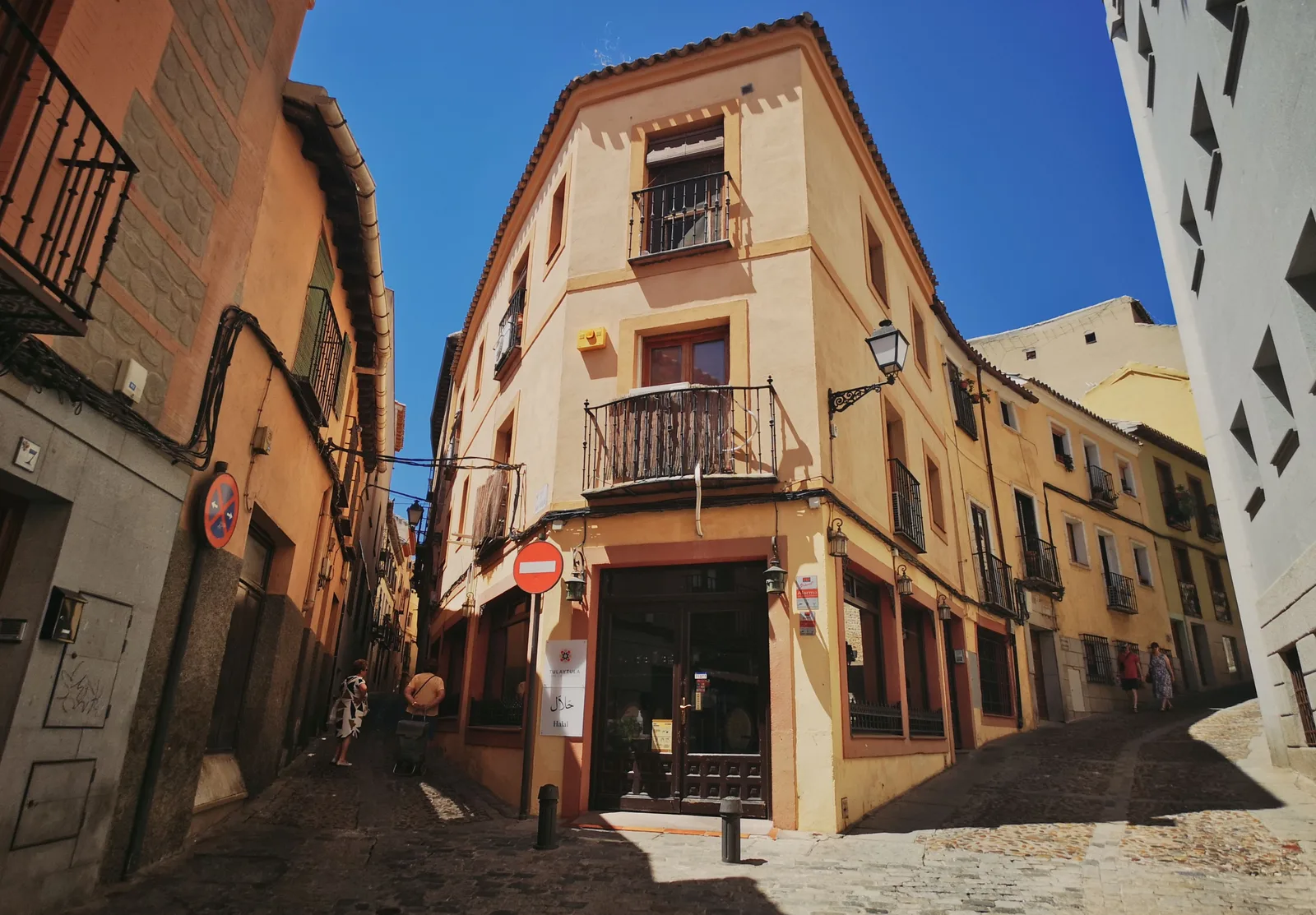 Calle del barrio de La Xerea con arquitectura residencial mediterránea