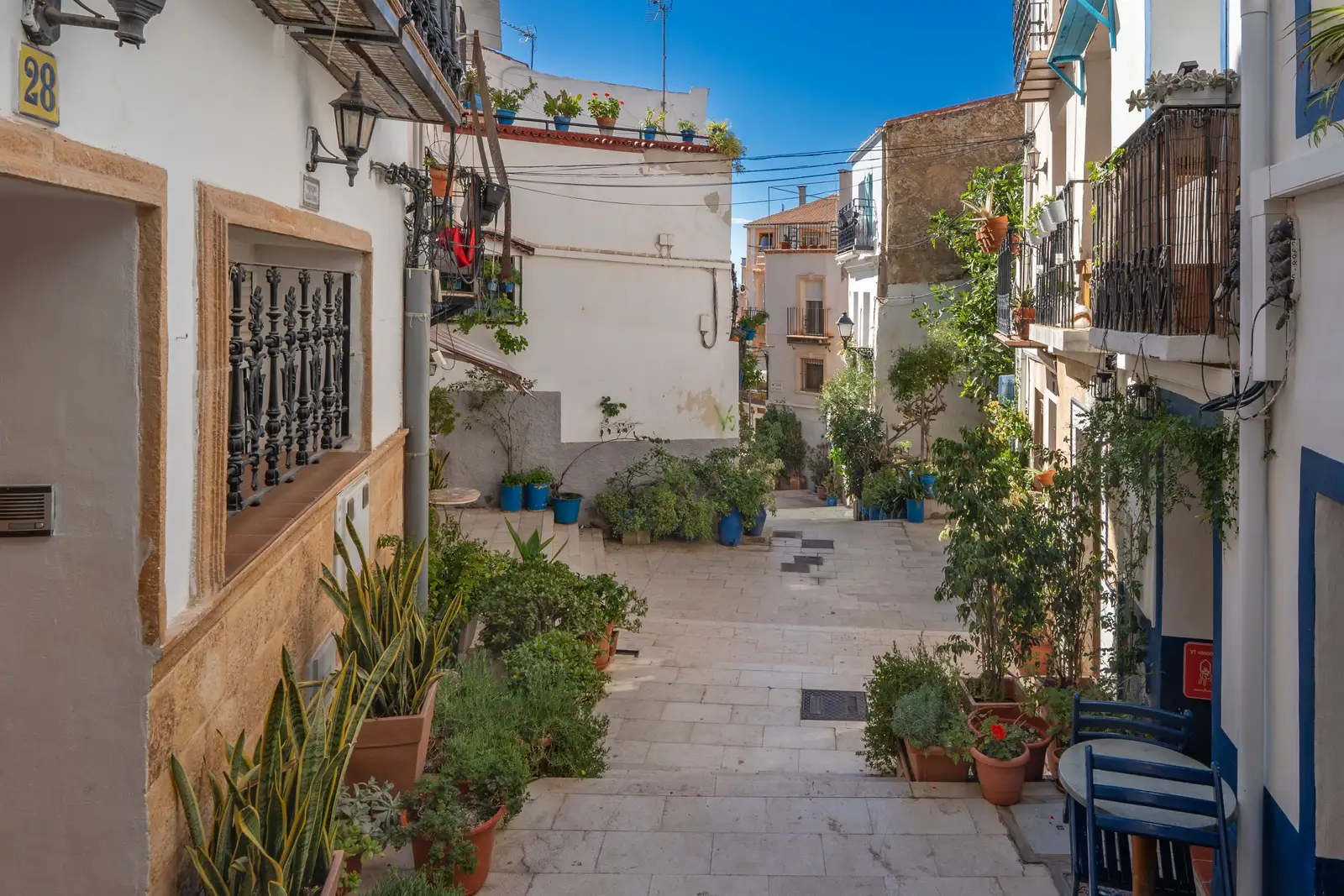 Calle del barrio de Penya-roja con arquitectura residencial mediterránea