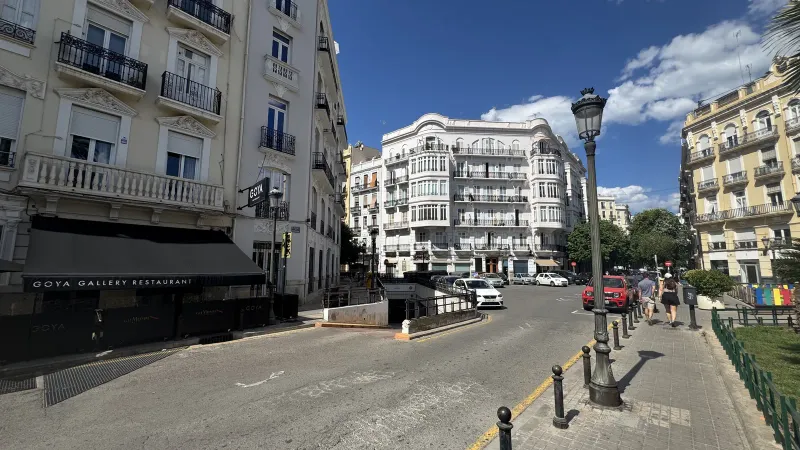 Edificio residencial de principios del siglo XX con balcones de forja ornamentados