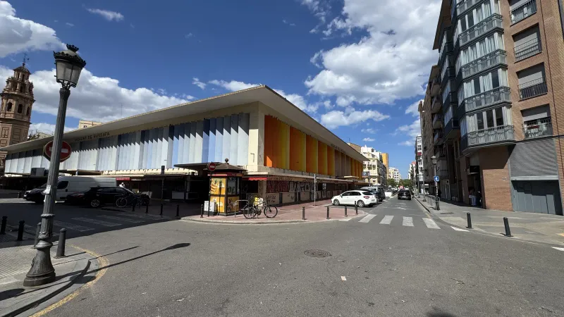Fachada del Mercat de Russafa, con paneles de colores y el rótulo del mercado