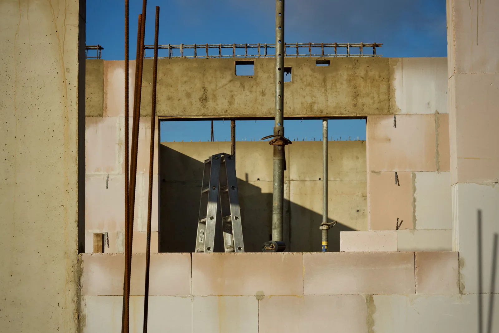 Cuánto cuesta construir una casa en Valencia: vivienda unifamiliar en fase de obra con estructura y cerramiento a la vista