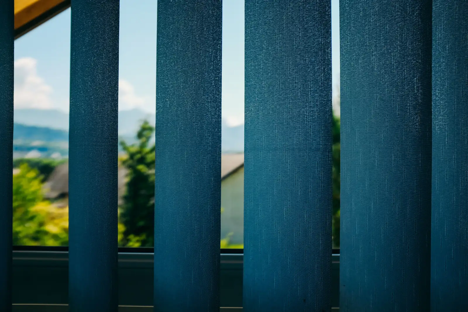Salón con carpintería de altas prestaciones y protección solar exterior, adaptado al clima mediterráneo