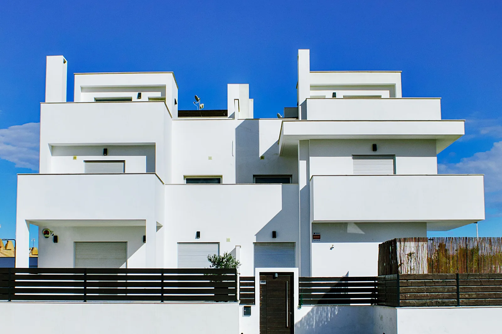 Fachada de vivienda unifamiliar con envolvente térmica reforzada, clave para entender cuánto cuesta una casa Passivhaus