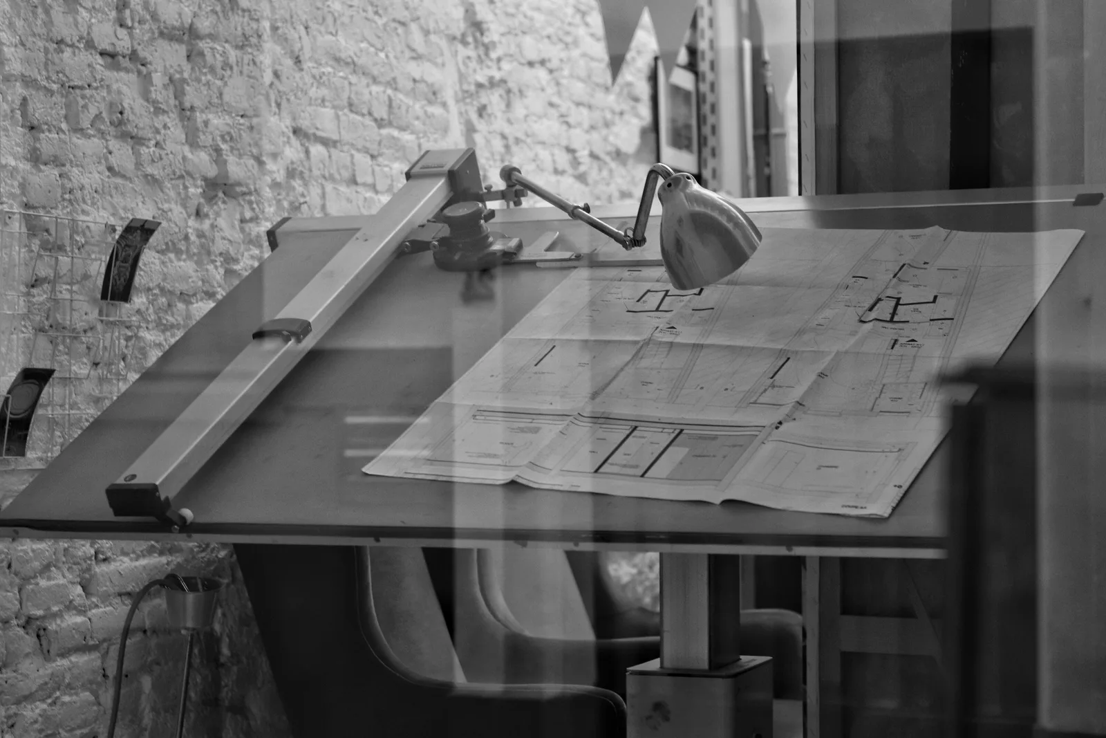 Planos de un proyecto de vivienda unifamiliar sobre mesa de estudio, preparación de expediente para licencia de obra mayor