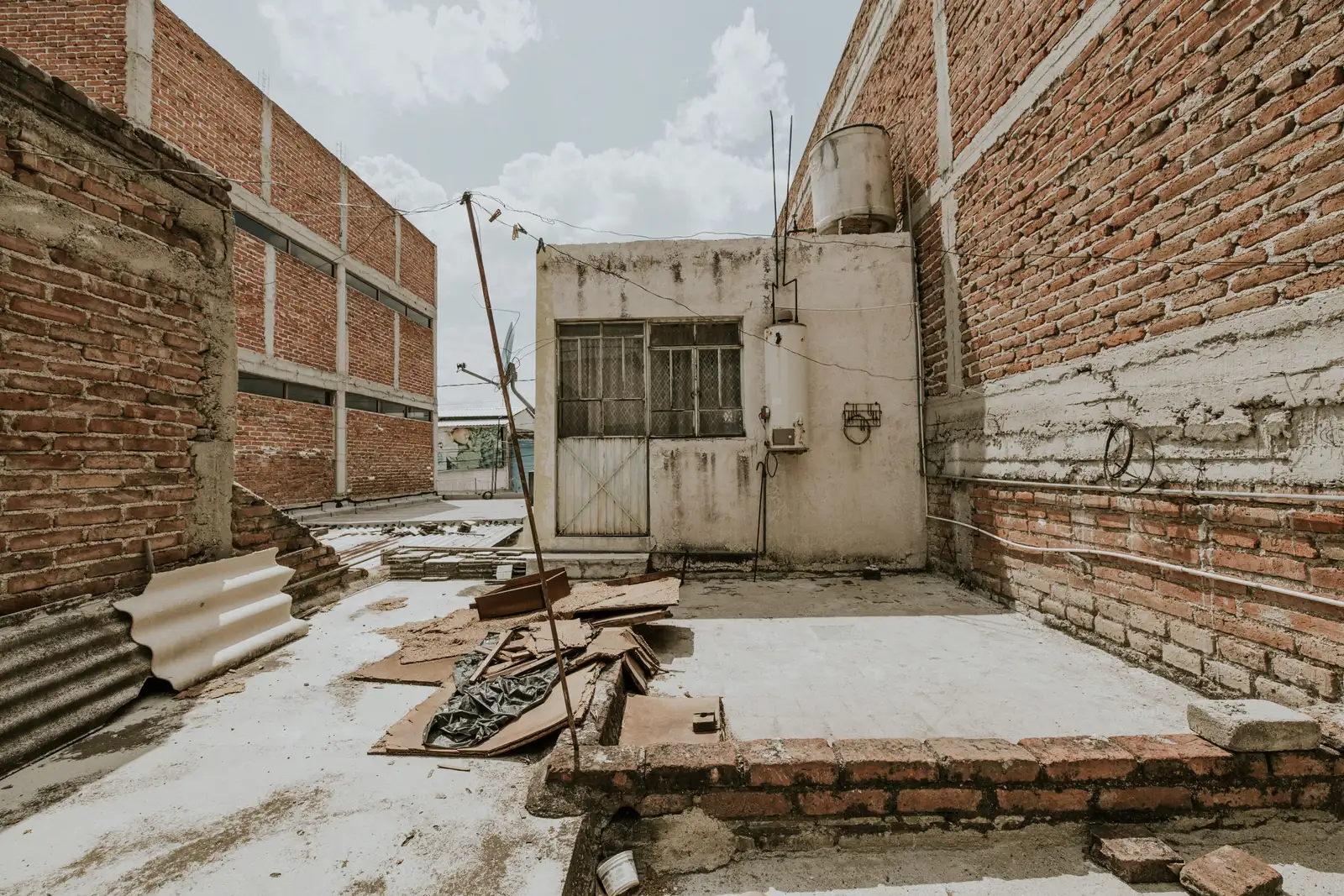 Fases de una reforma integral: instalaciones, albañilería y alicatado avanzando en una misma vivienda