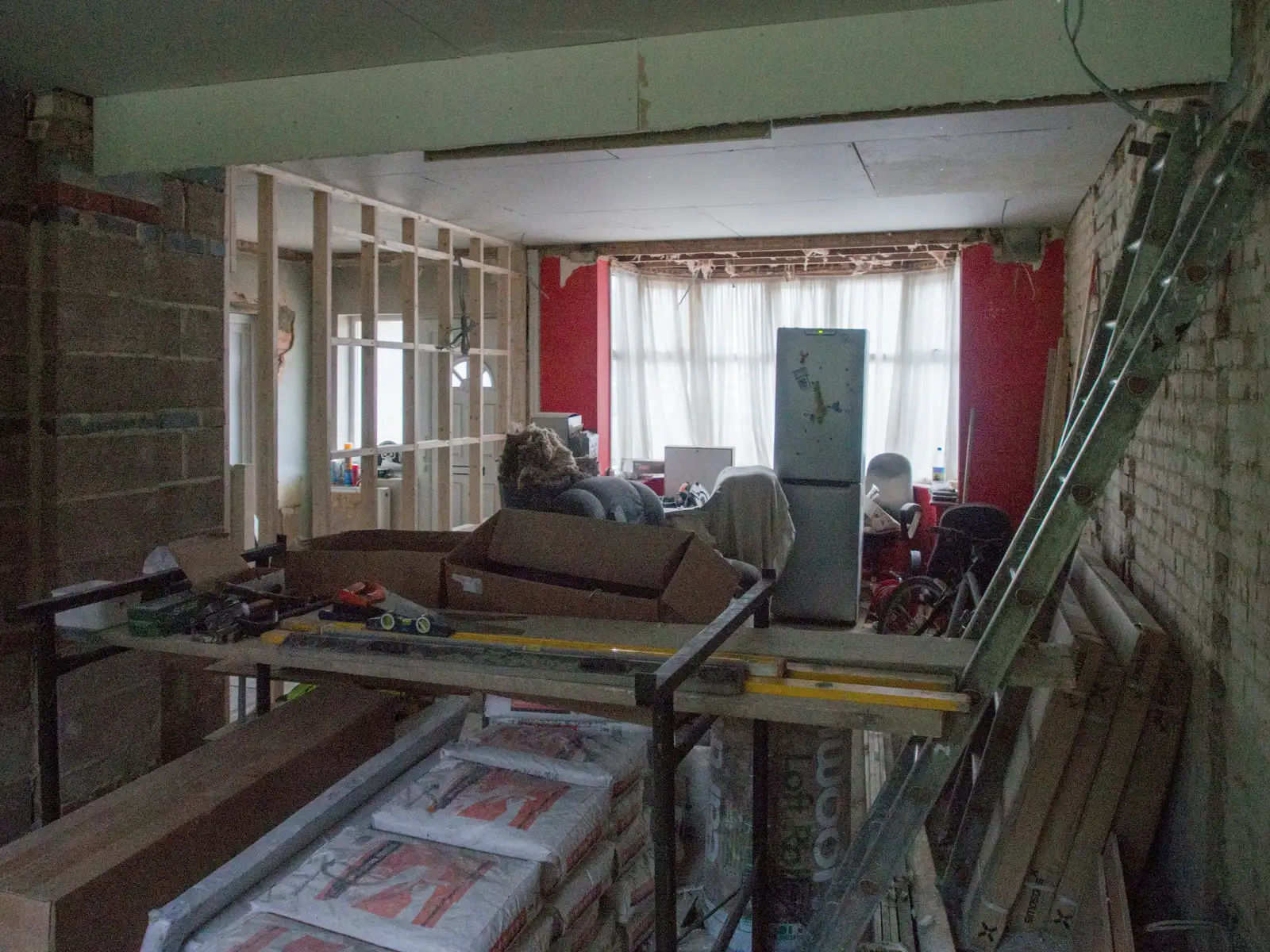 Vivienda en obra durante una reforma integral, con instalaciones y tabiquería a medio ejecutar