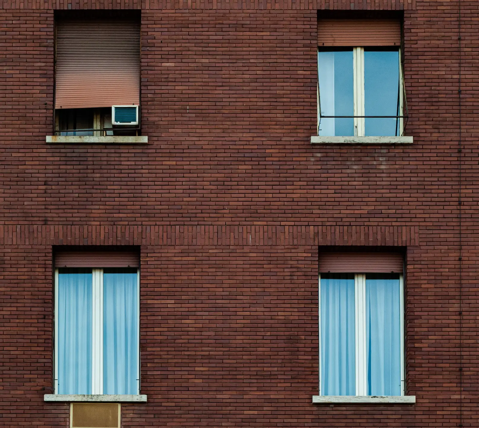 Ventana de doble acristalamiento y aislamiento instalados para reducir la demanda de calefacción y refrigeración