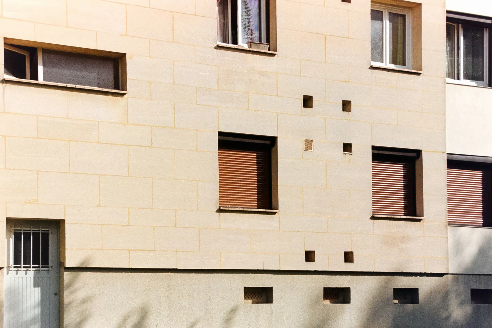 Fachada de edificio residencial rehabilitado con criterios de eficiencia energética y deducción en el IRPF