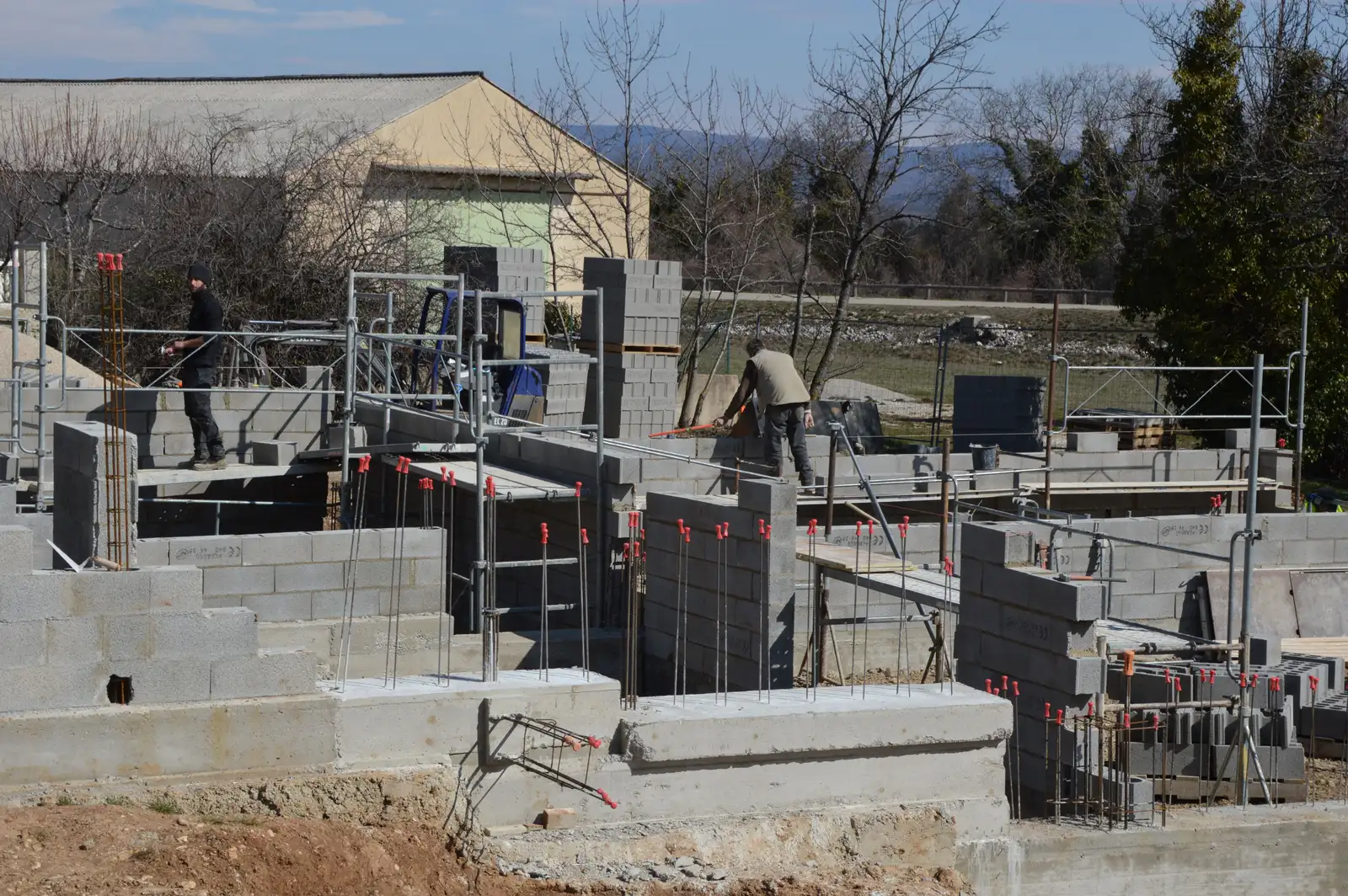 Técnico revisando en obra el ajuste entre proyecto ejecutado y construcción real de una vivienda