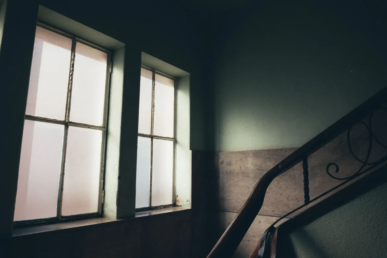 Portal y escalera comunes de un edificio residencial antiguo evaluados en el Informe de Evaluación del Edificio