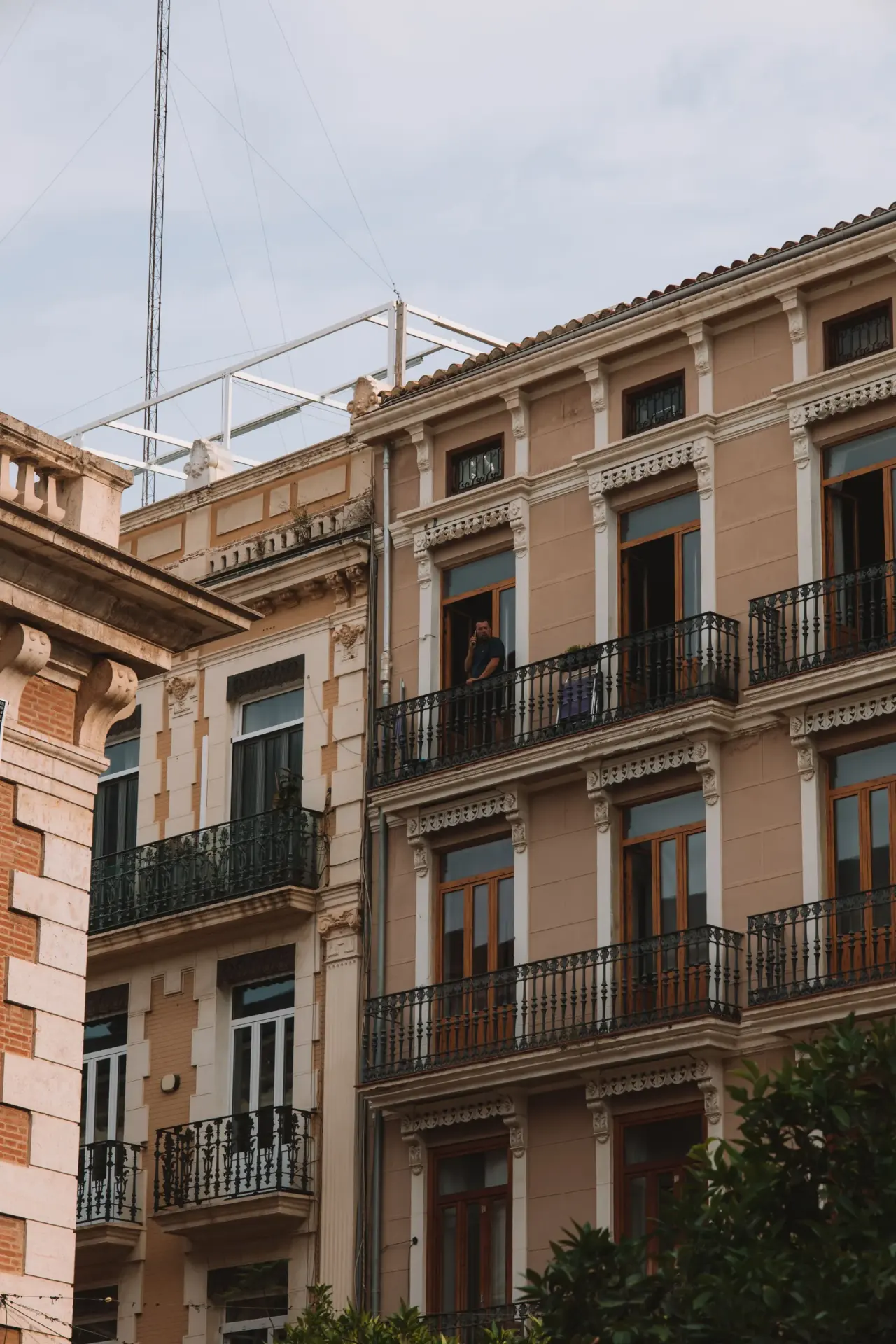 Fachada de un edificio residencial antiguo de más de 50 años en el centro histórico de València