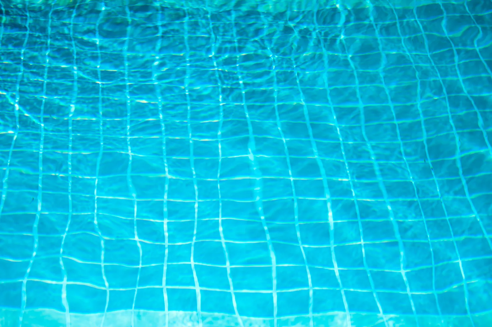 Agua limpia y suave de una piscina de sal en una vivienda