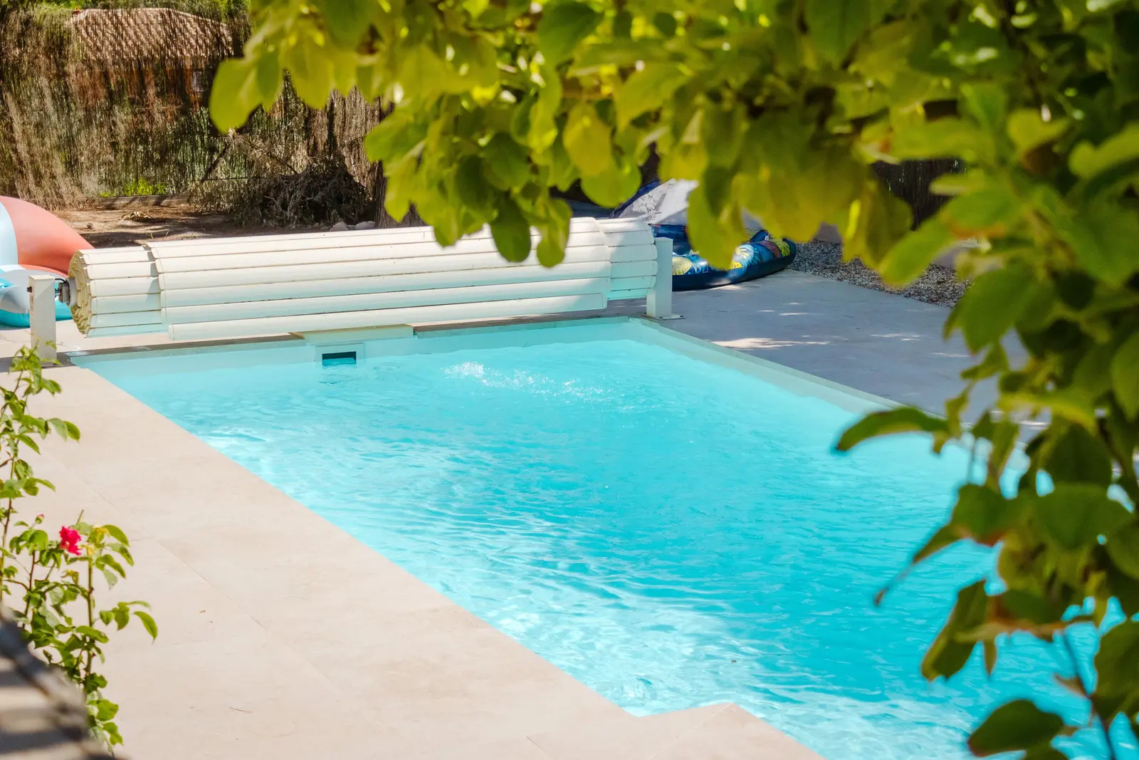 Piscina de sal en el jardín de una vivienda con agua cristalina