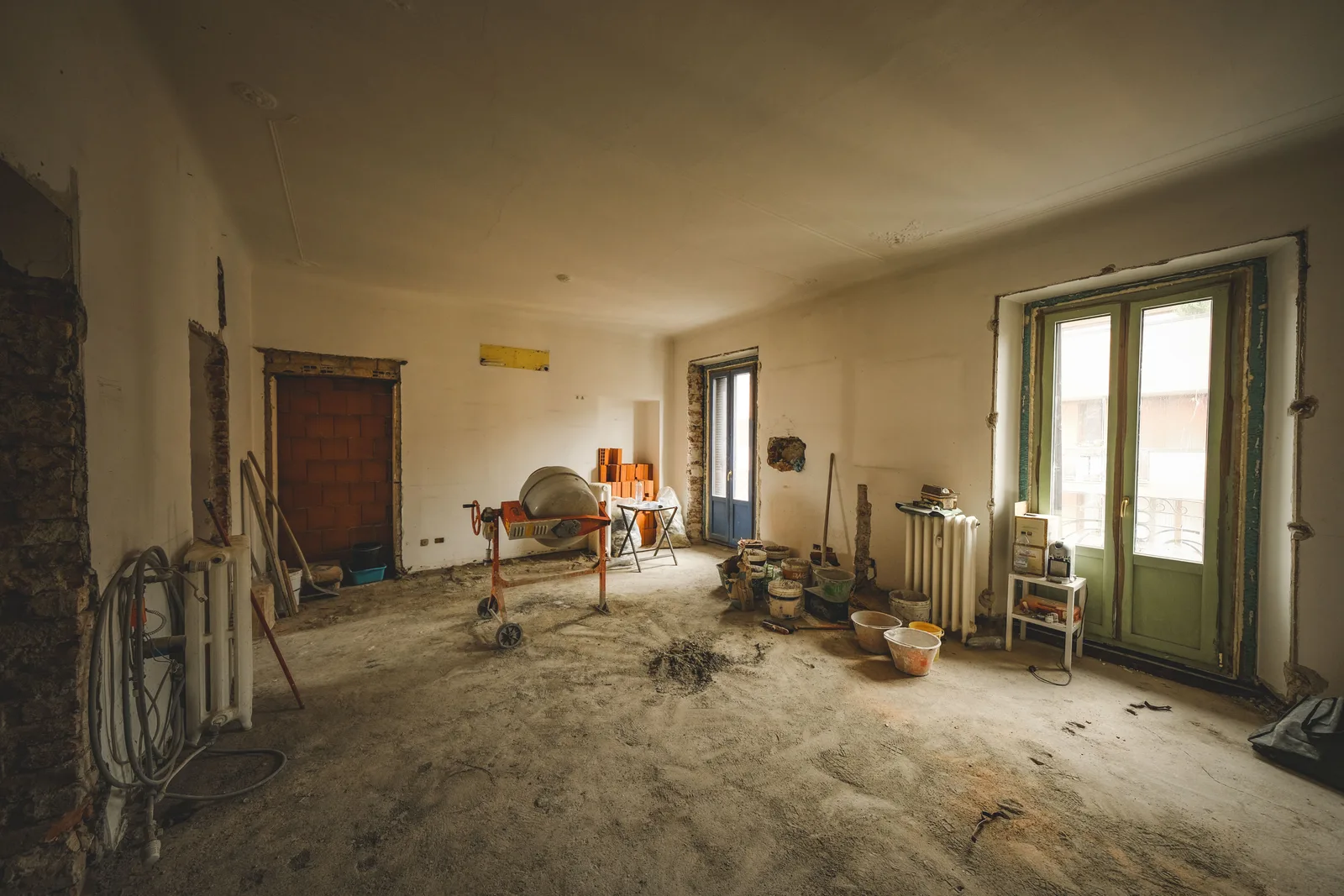 Vivienda en obra durante una reforma integral con instalaciones nuevas vistas — qué incluye un presupuesto de reforma