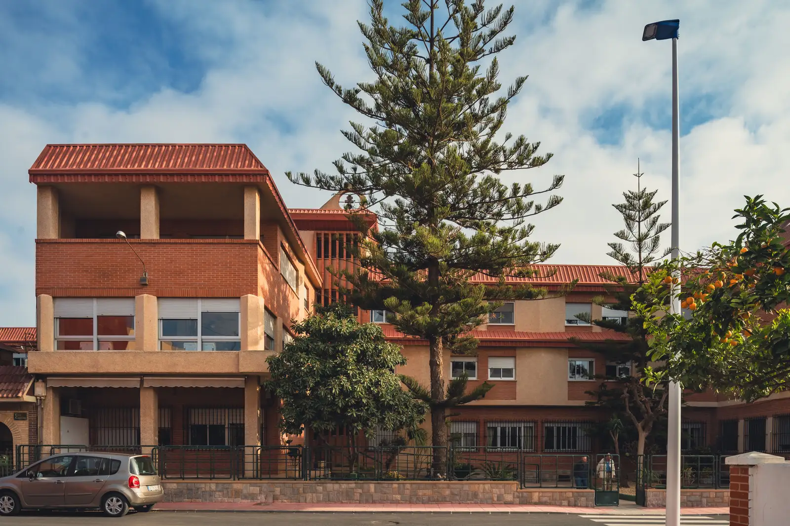 Edificio residencial con zonas comunes, ejemplo de complejo de apartamentos con servicios para mayores