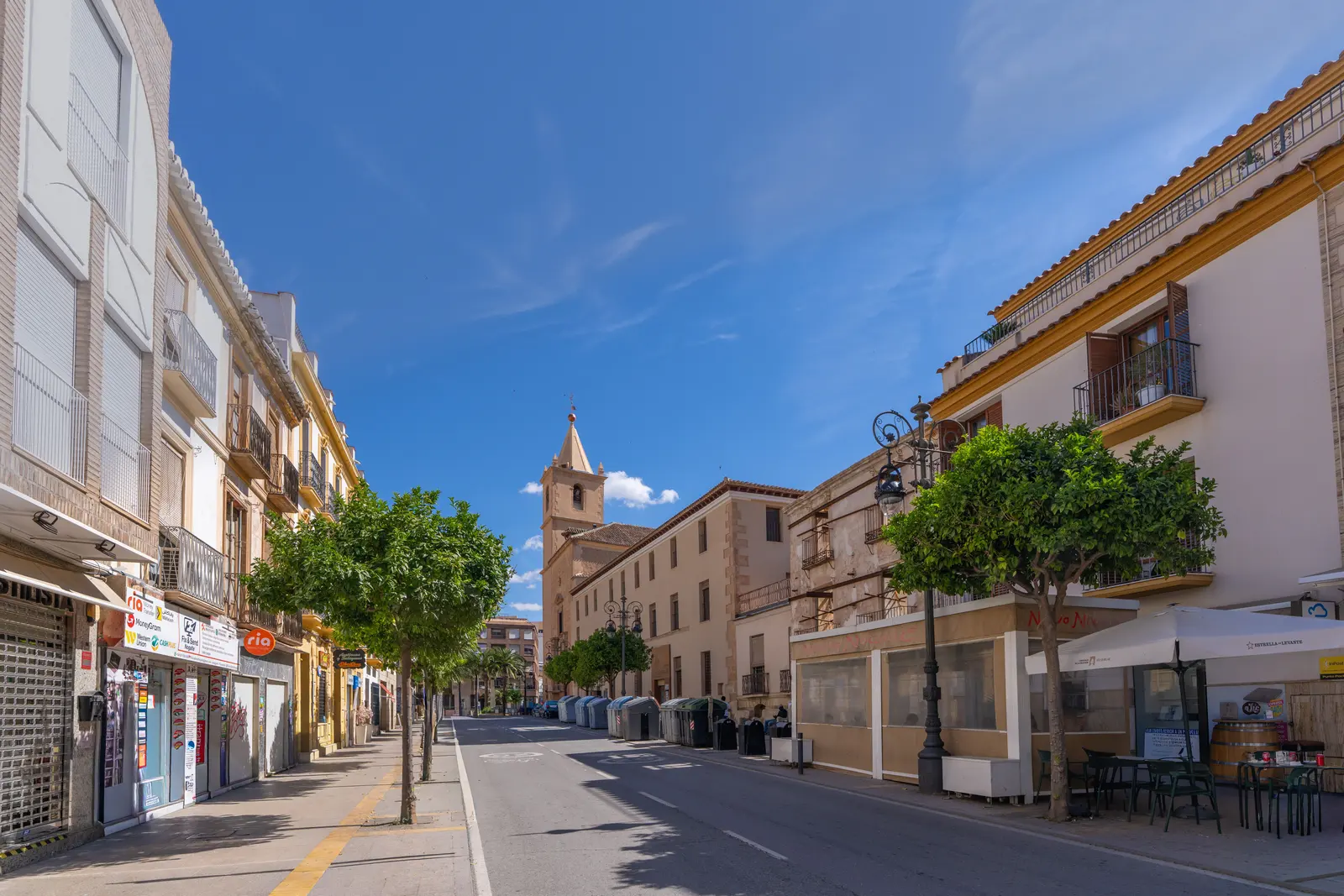 Calle de un barrio de Valencia con comercios y terrazas, ejemplo de zona caminable para personas mayores