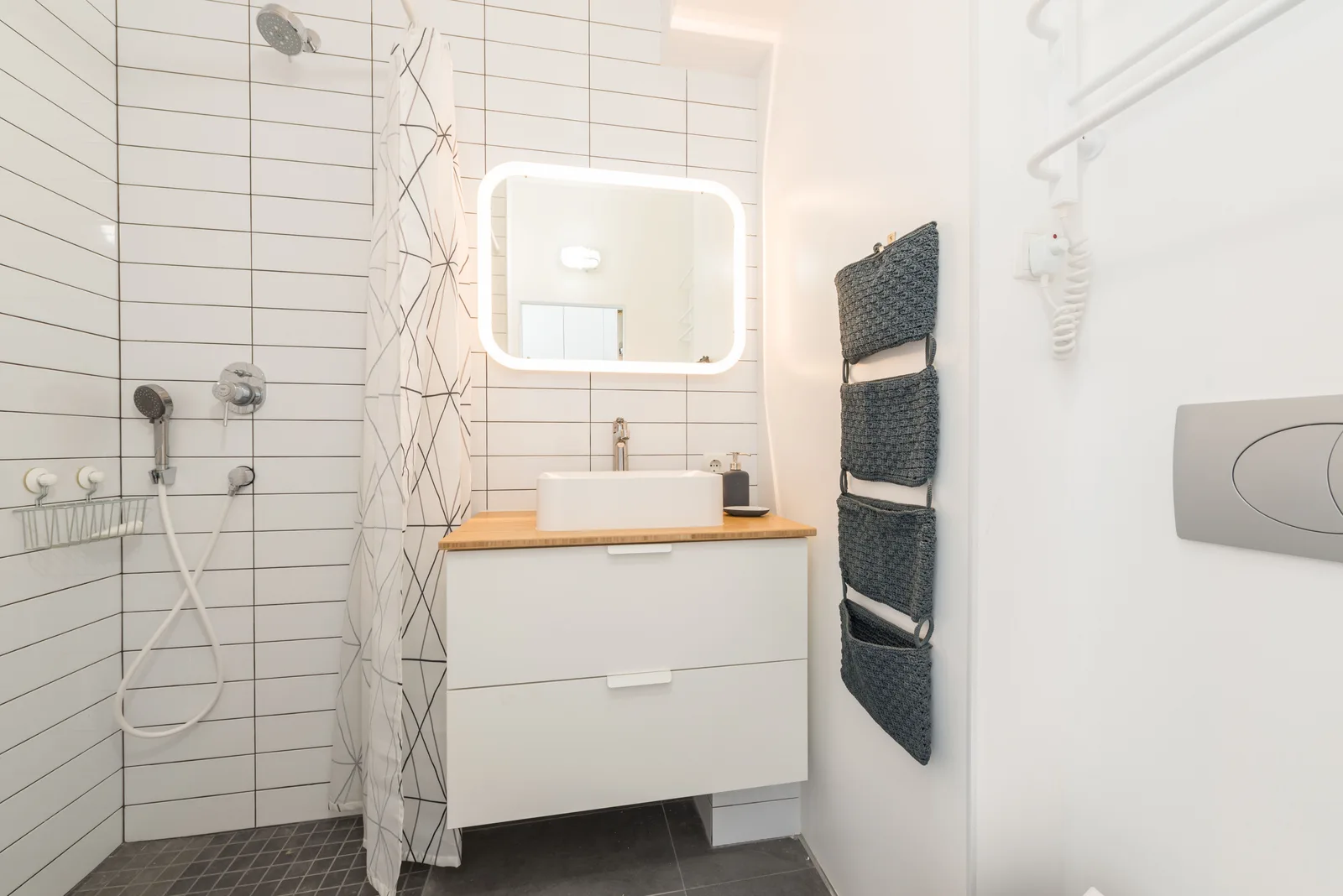 Baño adaptado con ducha a ras de suelo y asideros, ejemplo de reforma de accesibilidad para mayores