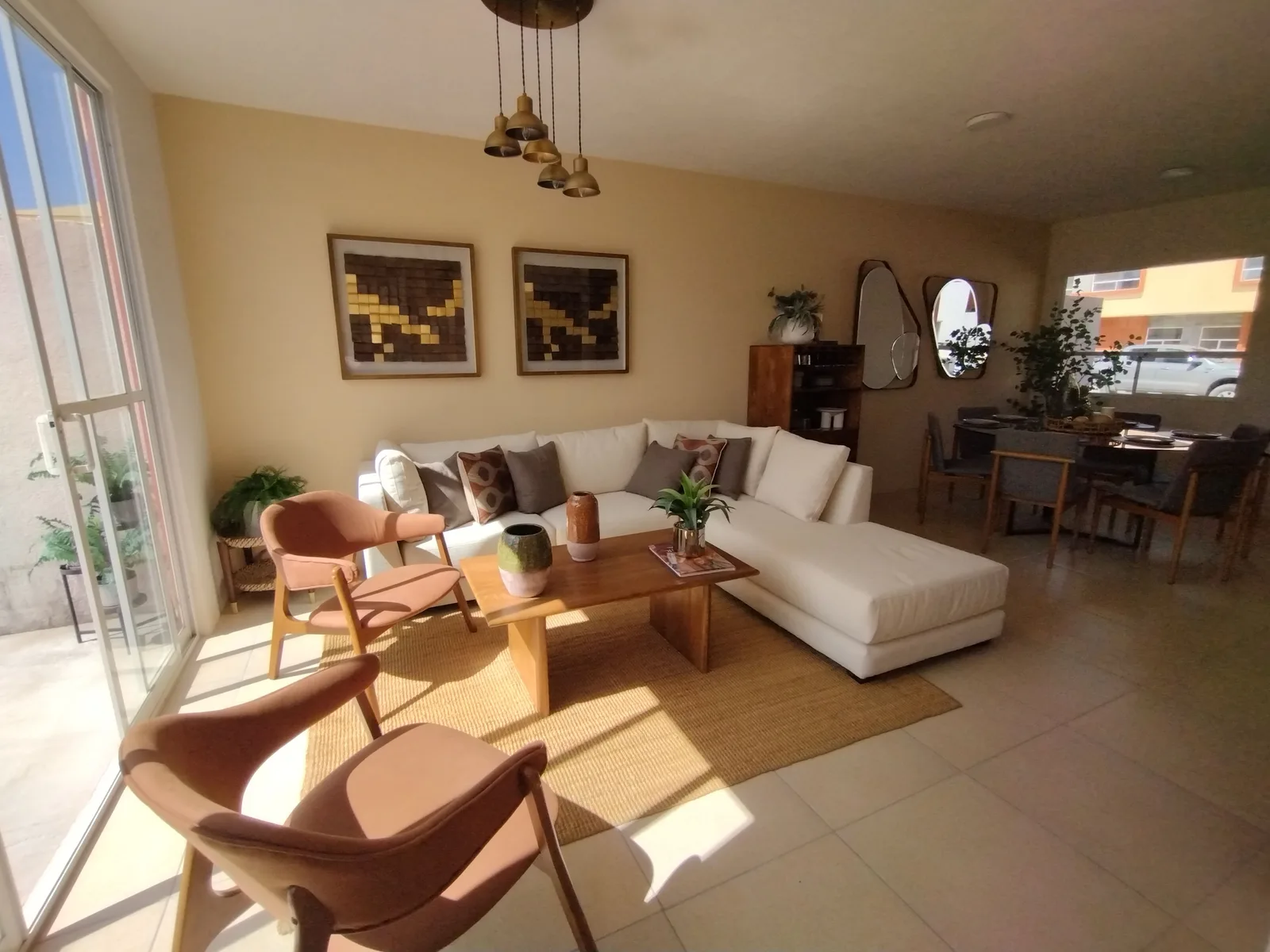 Salón de un apartamento pensado para senior living en Valencia, luminoso y accesible