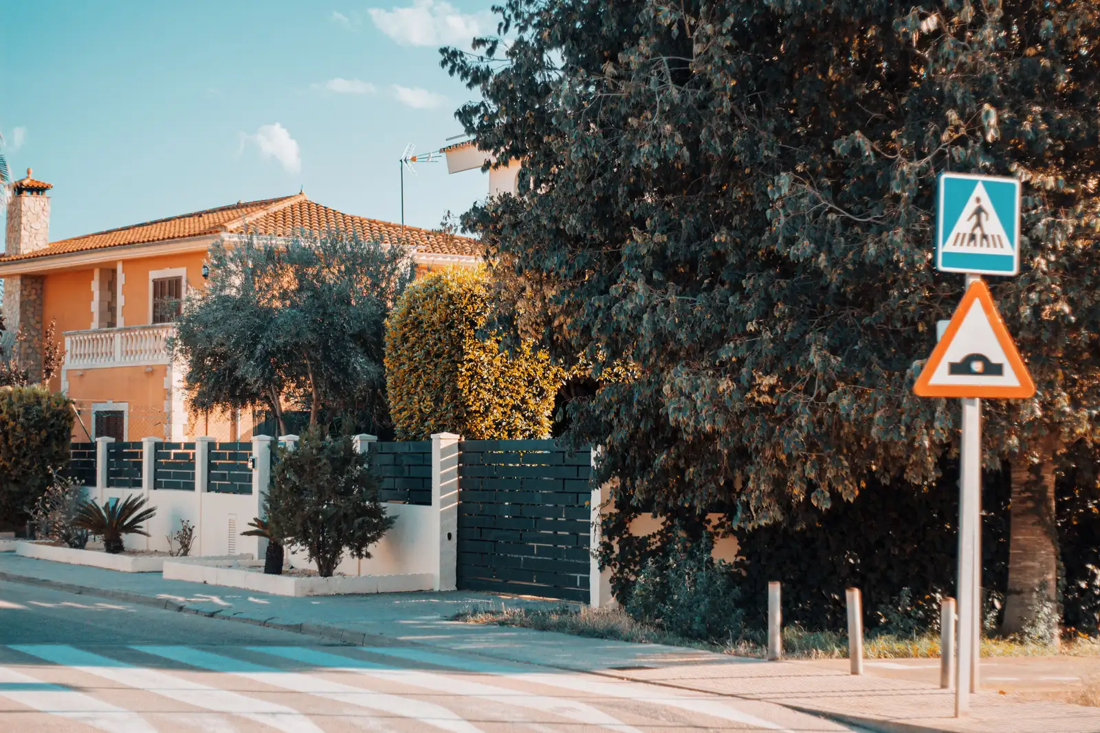 Urbanización consolidada con jardines y arbolado maduro en el norte del área metropolitana de Valencia