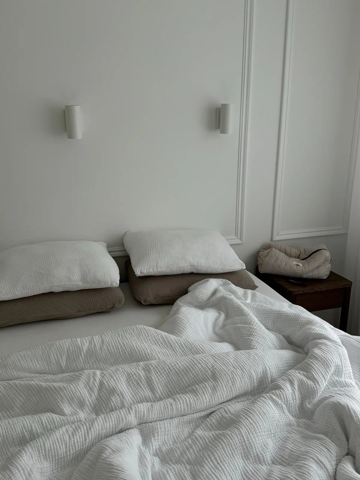 Dormitorio sereno con luz natural suave, diseñado para el descanso
